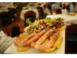 Langostinos enteros con papas españolas