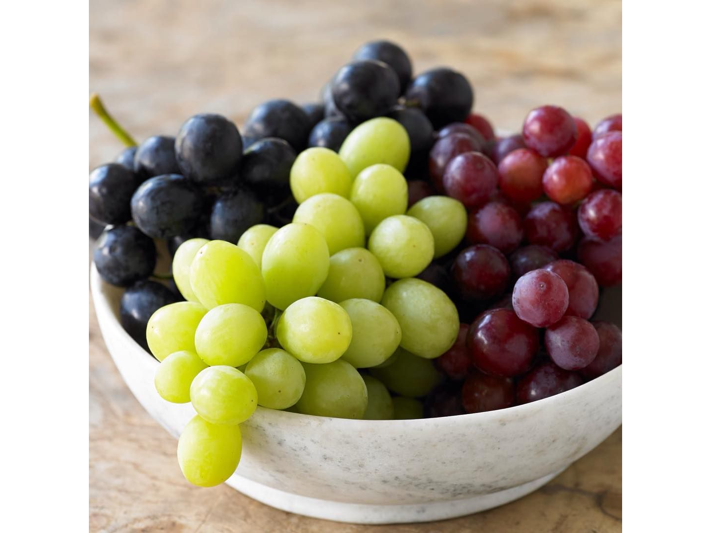 Uvas blancas y negras