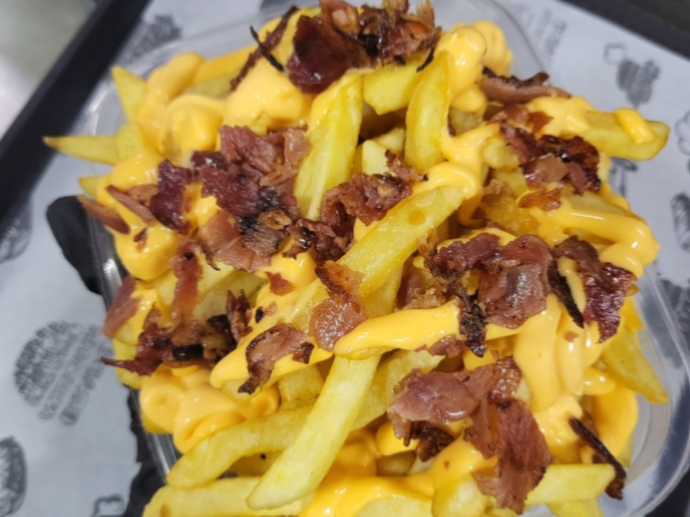 PAPAS CON CHEDDAR Y BACON