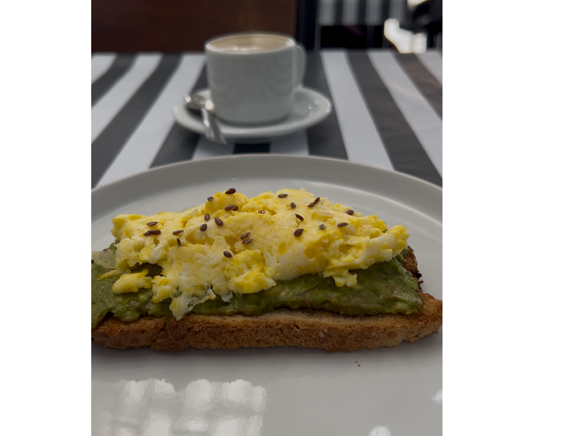 Lágrima + tostada con palta y huevo + jugo de naranja
