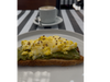 Infusión + tostada con palta y huevo
