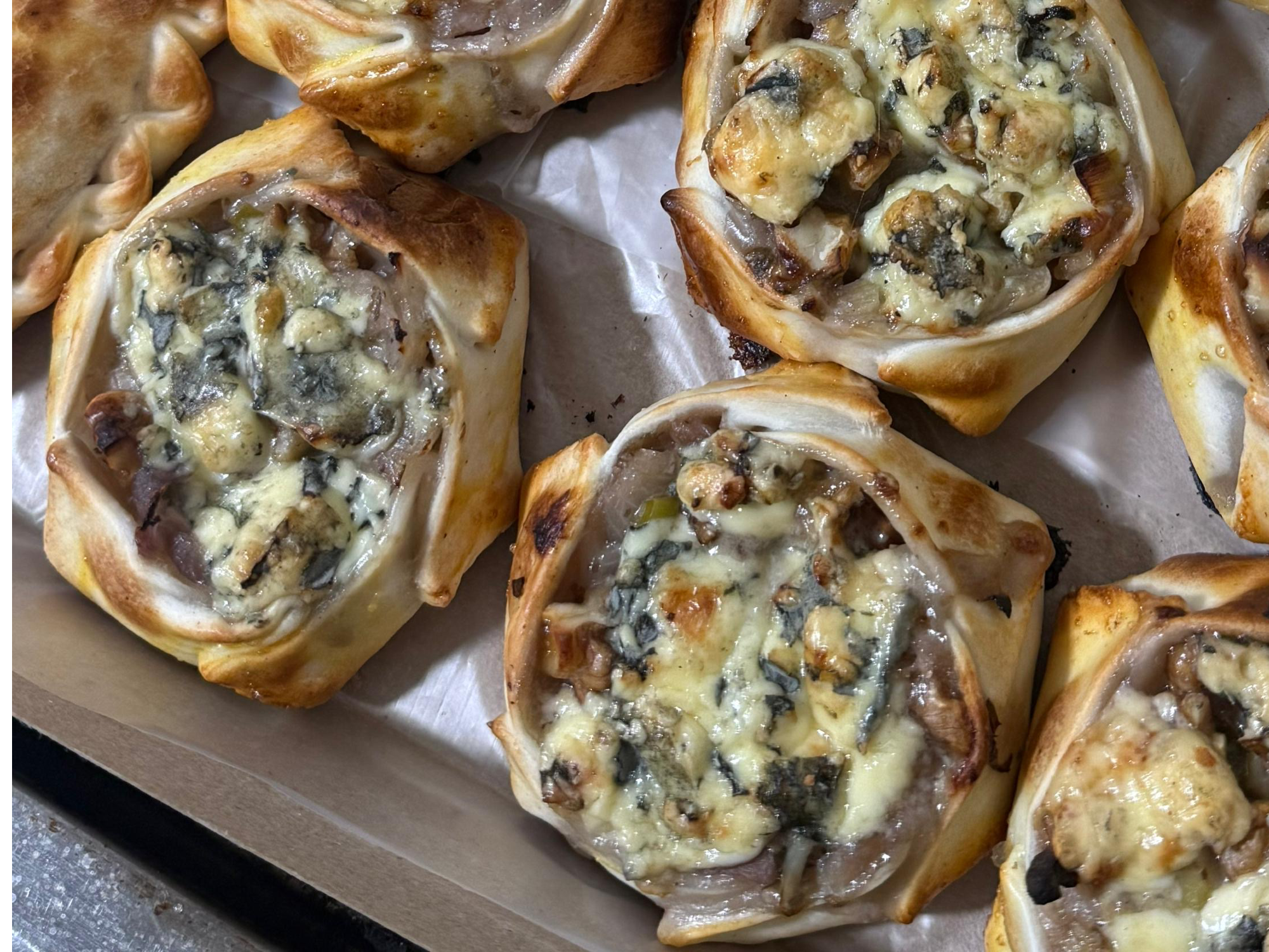 Canastita de fugazzeta con roquefort y nueces