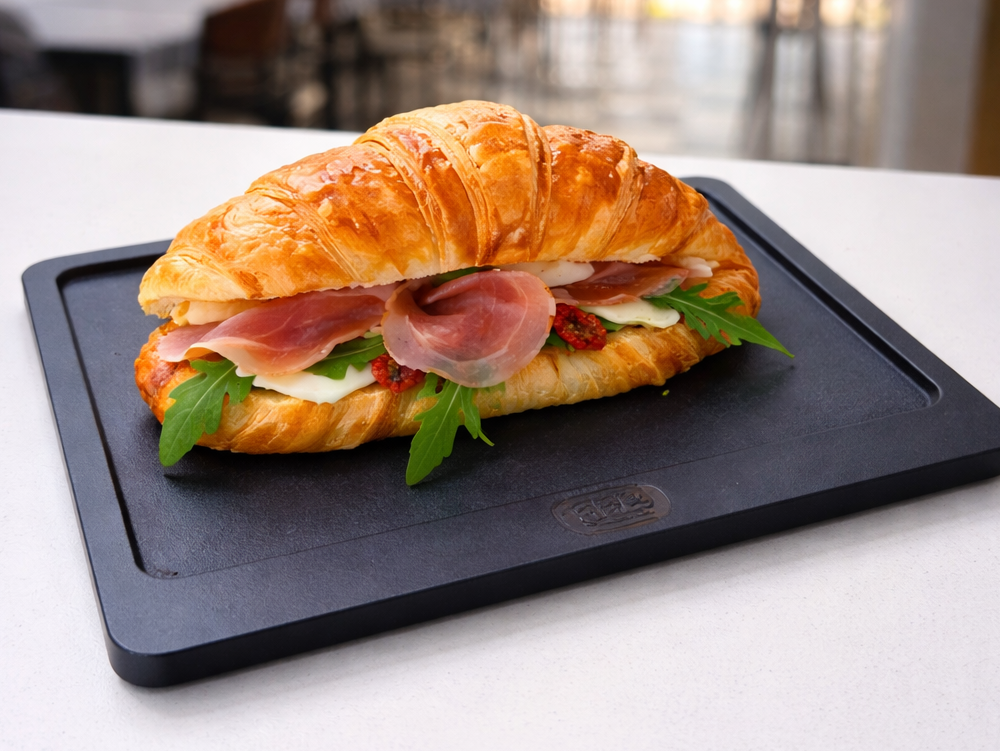 Croassant relleno de jamón crudo, rúcula, tomate y queso