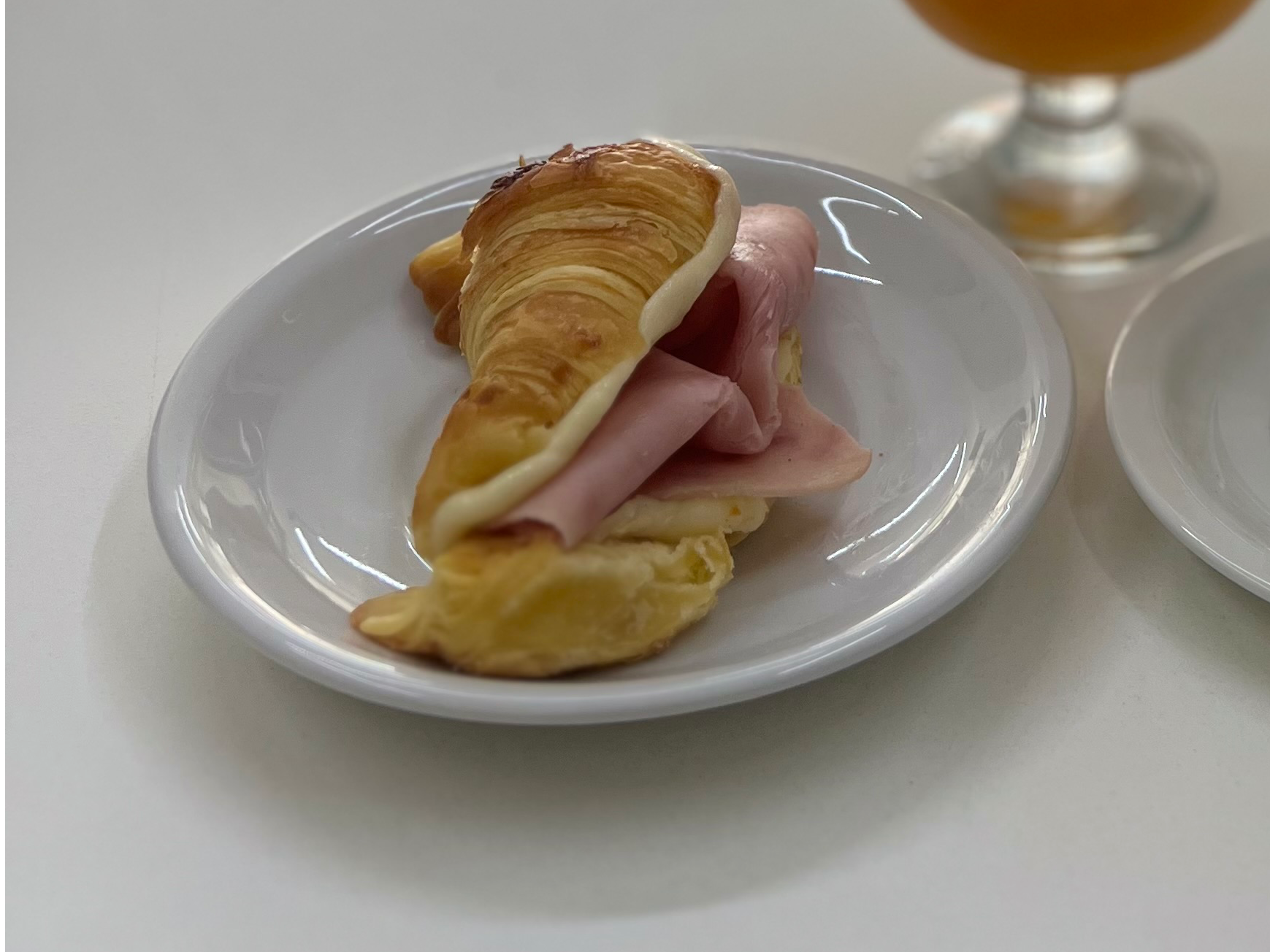 Media luna con jamón y queso