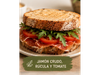 Sandwich con pan de masa madre con rúcula, jamón crudo, tomate y queso
