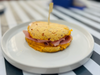 Sandwich pan de chipa con jamón, cheddar y verdeo