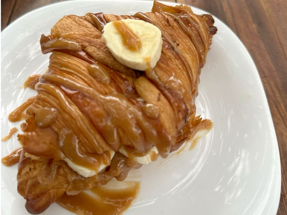 Croassant relleno con dulce de leche, banana y crema
