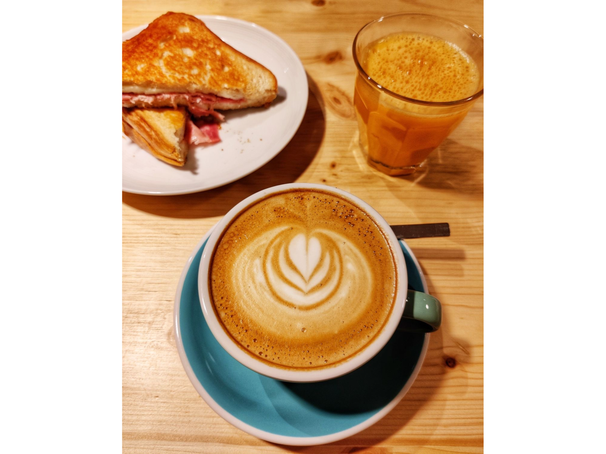 Lagrima + tostado individual + jugo de naranja