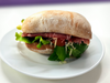 Sandwich de pan de ciabatta ármalo a tu gusto