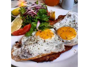 Milanesa A Caballo Con Ensalada Mixta