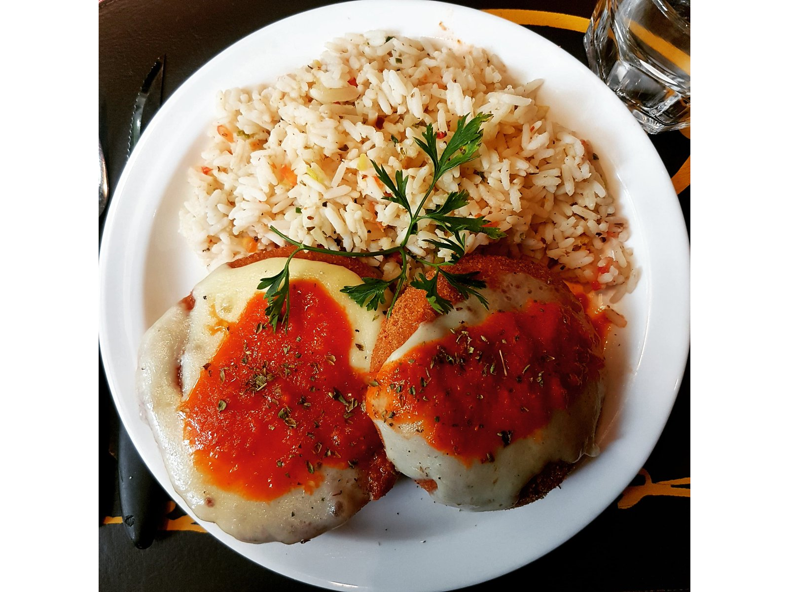 Hamburguesa A La Napolitana Con Arroz Y Huevo