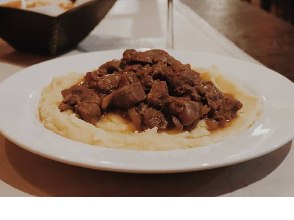 Riñoncitos al vino tinto con pure
