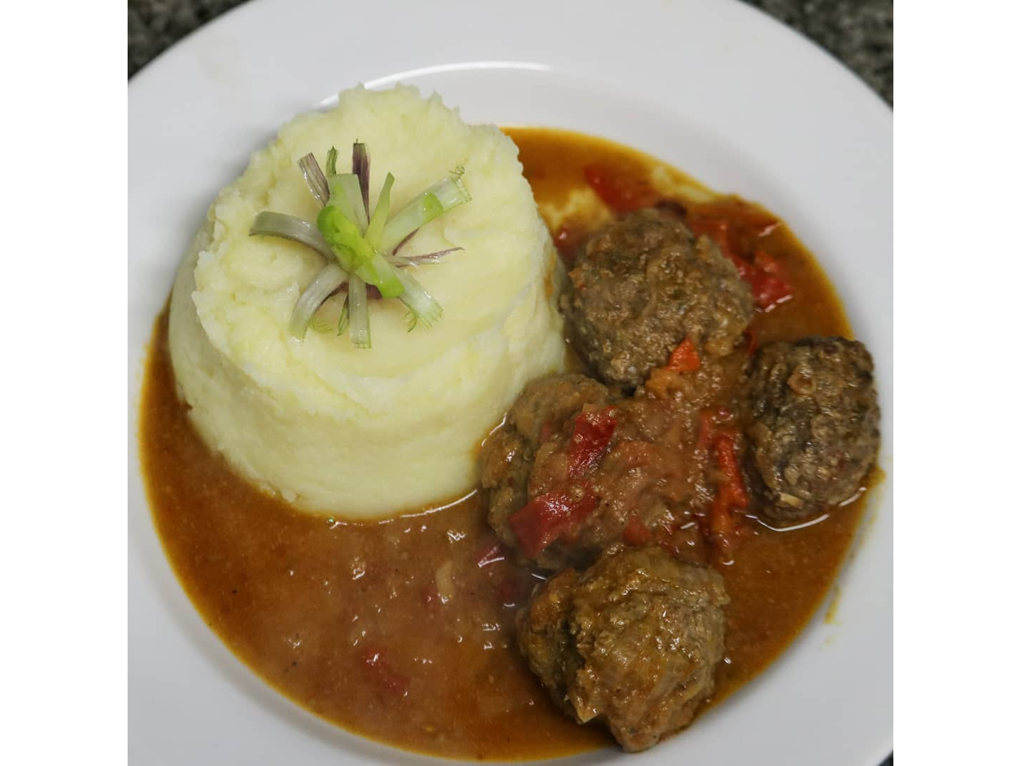 Albondigas en salsa con pure
