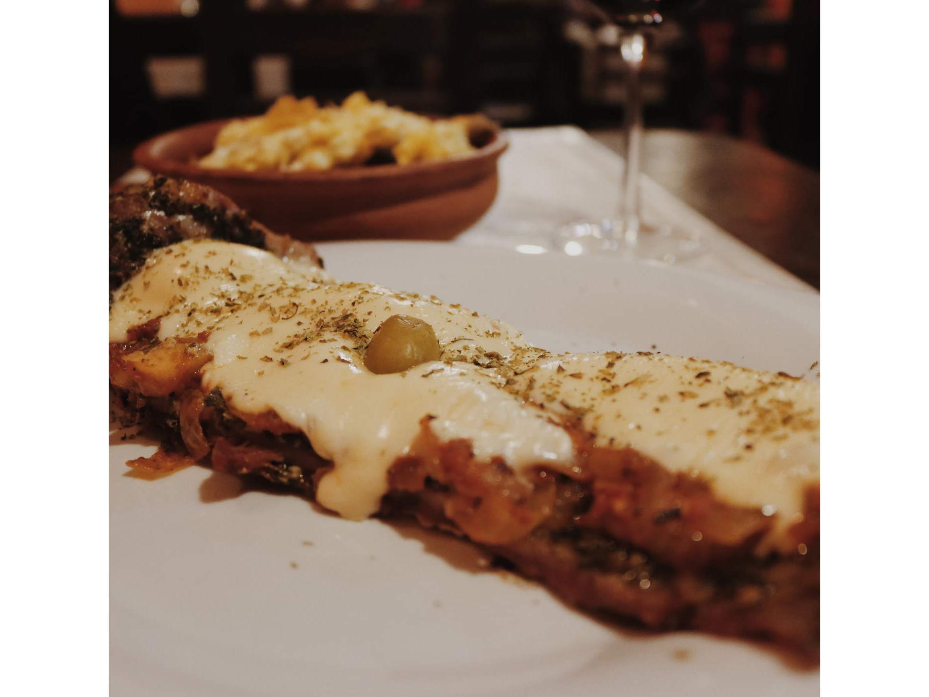 Matambre a la pizza con guarnición de El Calchaqui