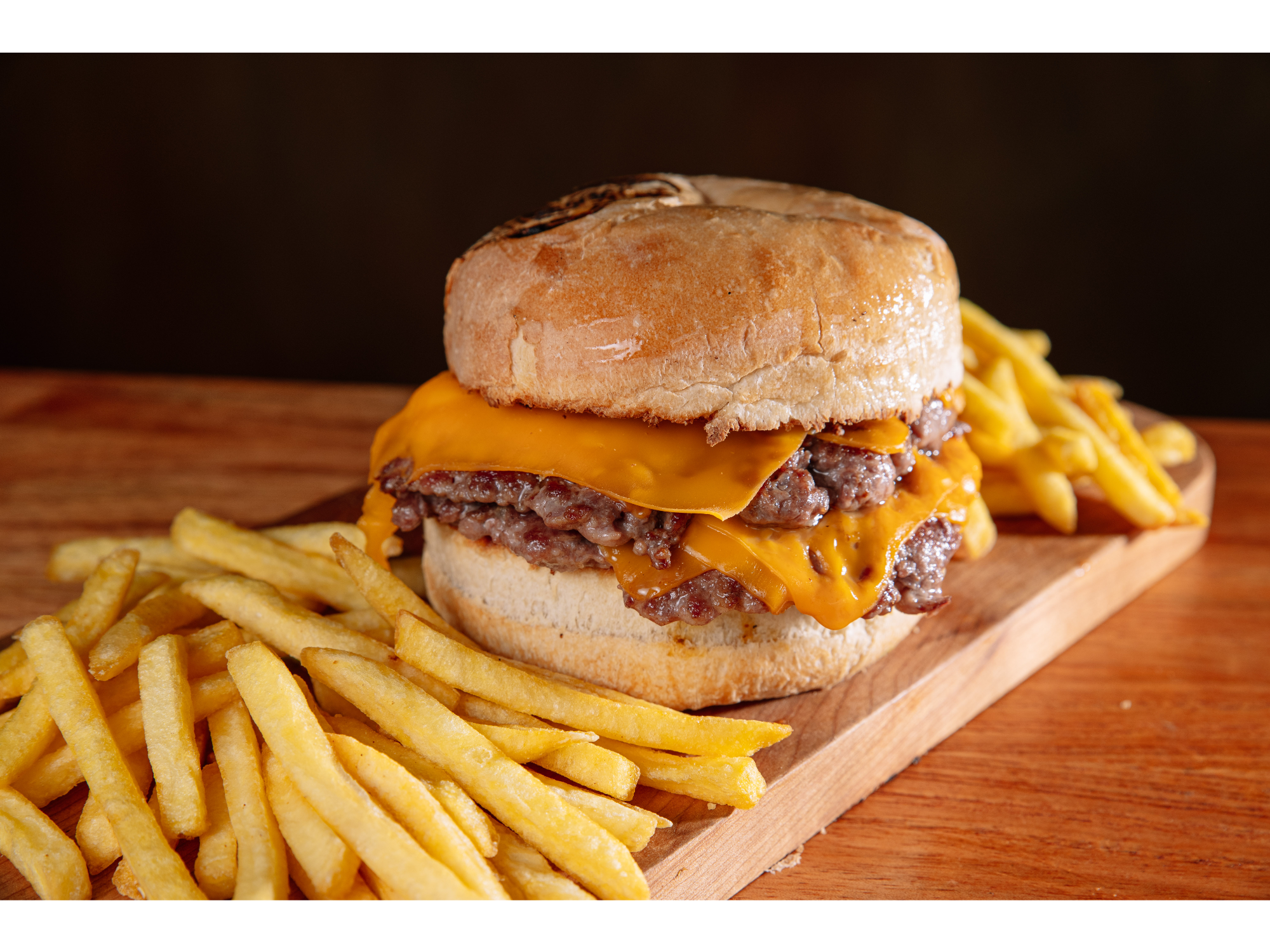 BURGER CHEESE + PAPAS FRITAS