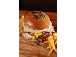 2 BURGER CLASSIC + PAPAS FRITAS