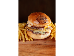 BURGER FOUR CHEESE + PAPAS FRITAS