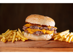 BURGER CHEESE + PAPAS FRITAS