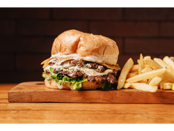 BURGER ATI + PAPAS FRITAS