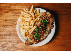 MILANESA A LA FUGAZZETA Y BACON