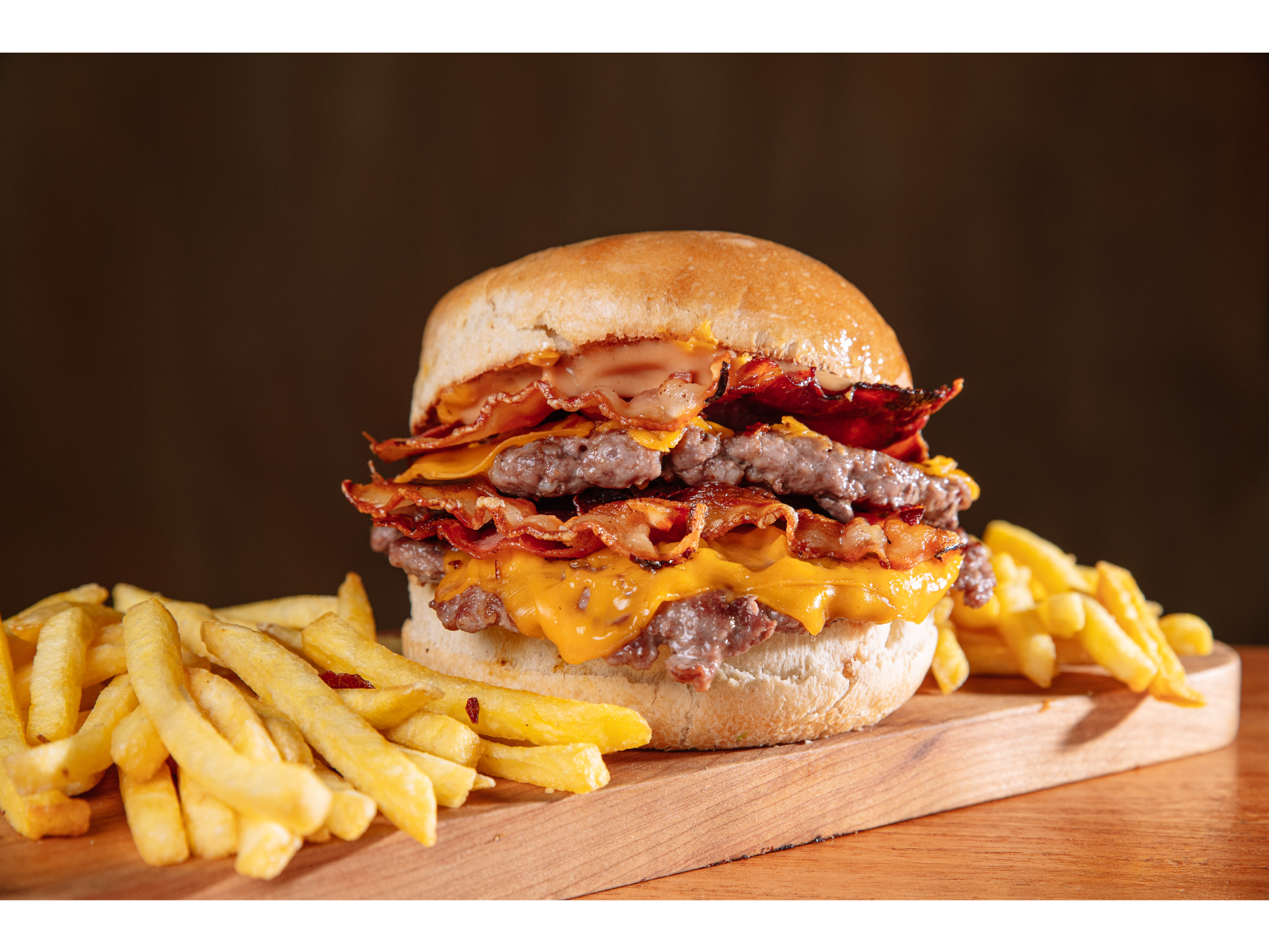 BURGER CHEESE AND BACON + PAPAS FRITAS