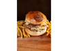 BURGER FOUR CHEESE + PAPAS FRITAS