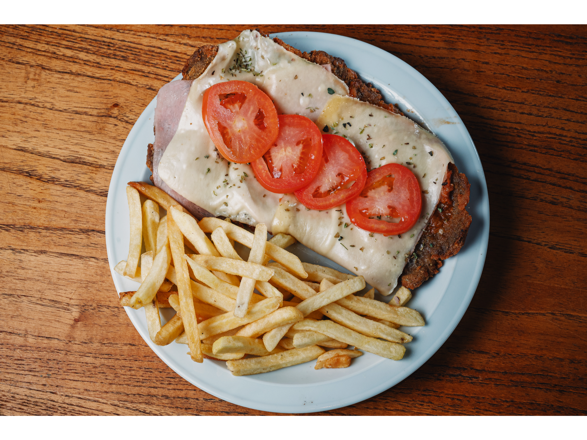 MILANESA DE POLLO A LA NAPOLITANA CON PAPAS + LATA O AGUA