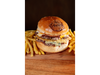 BURGER FOUR CHEESE + PAPAS FRITAS