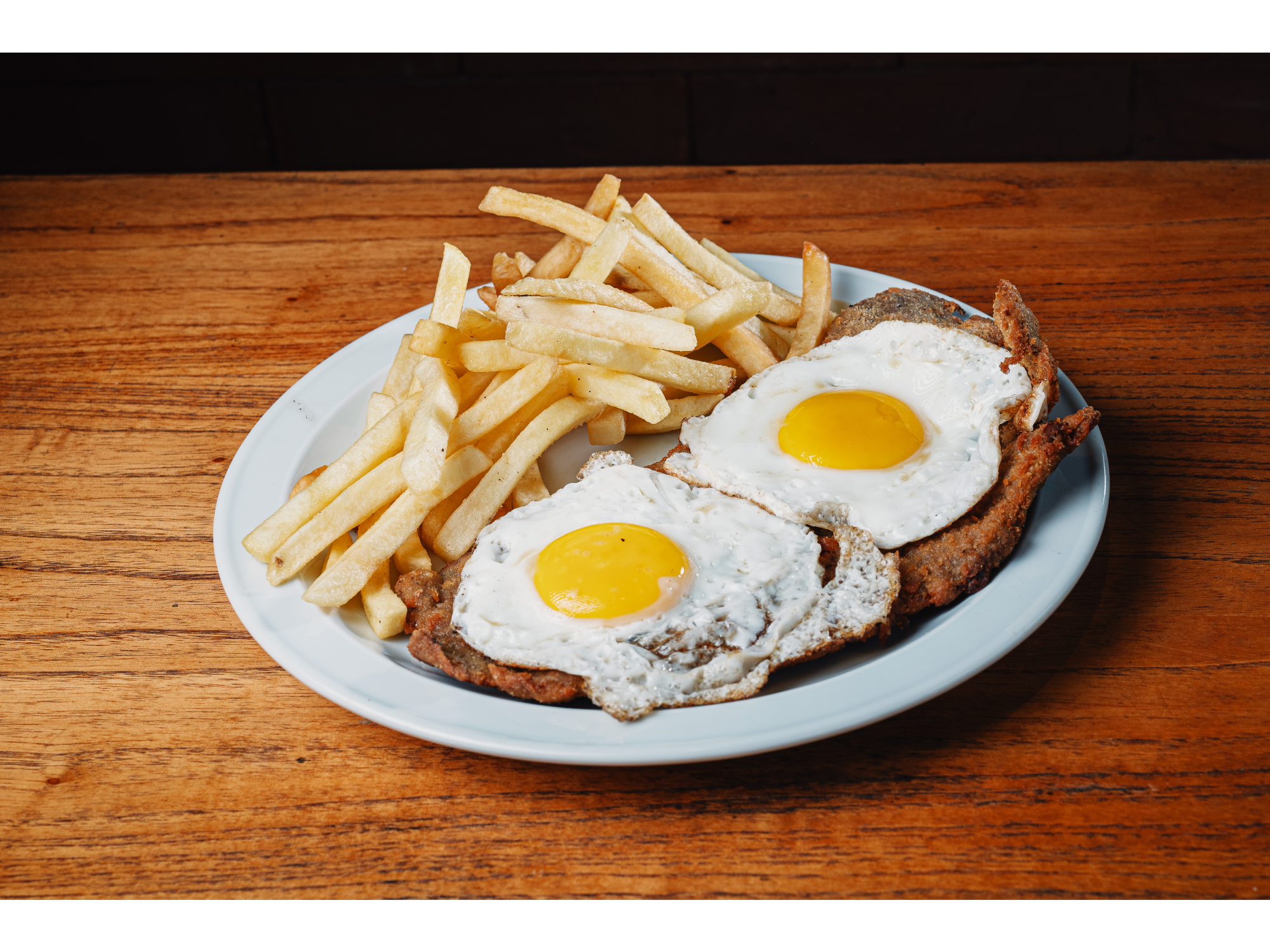 MILANESA COMPLETA CON DOS HUEVOS + PAPAS FRITAS + LATA DE GASEOSA