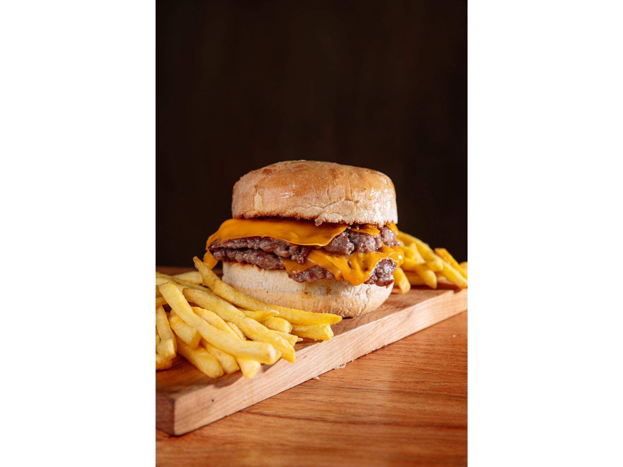 BURGER CHESSE + PAPAS + LATA O AGUA