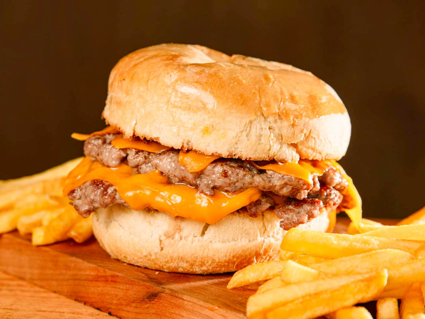 2 BURGER CHEESE DOBLES+ PAPAS FRITAS