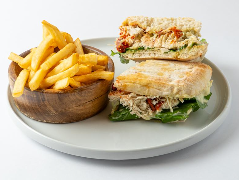 Ciabatta de pan blanco con pollo, rucula y mayo de palta