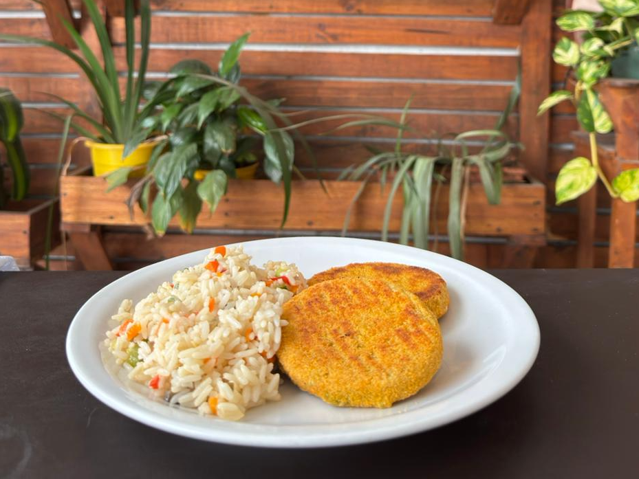 Medallones de merluza con arroz y vegetales salteados