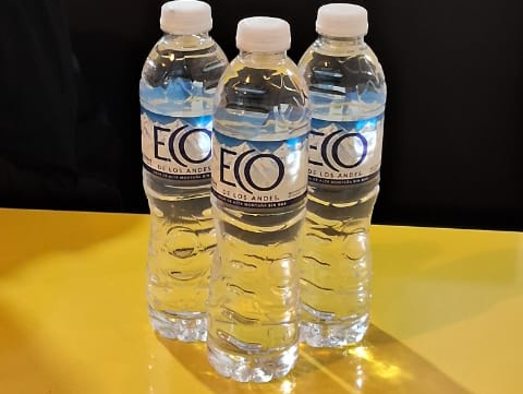 Agua mineral sin gas