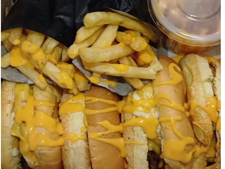 2 doble cheddar + pileta de cheddar y bacon