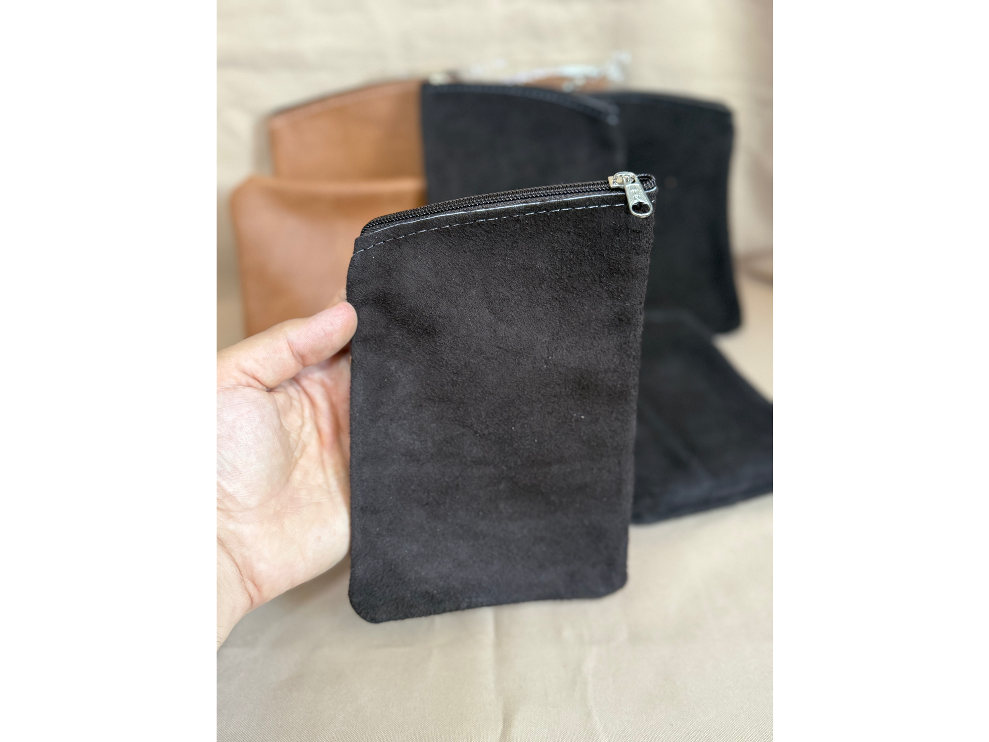 Yerbera gamuzada marrón oscura