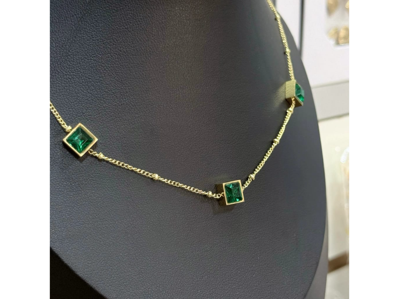 Cadena dorada piedras verdes