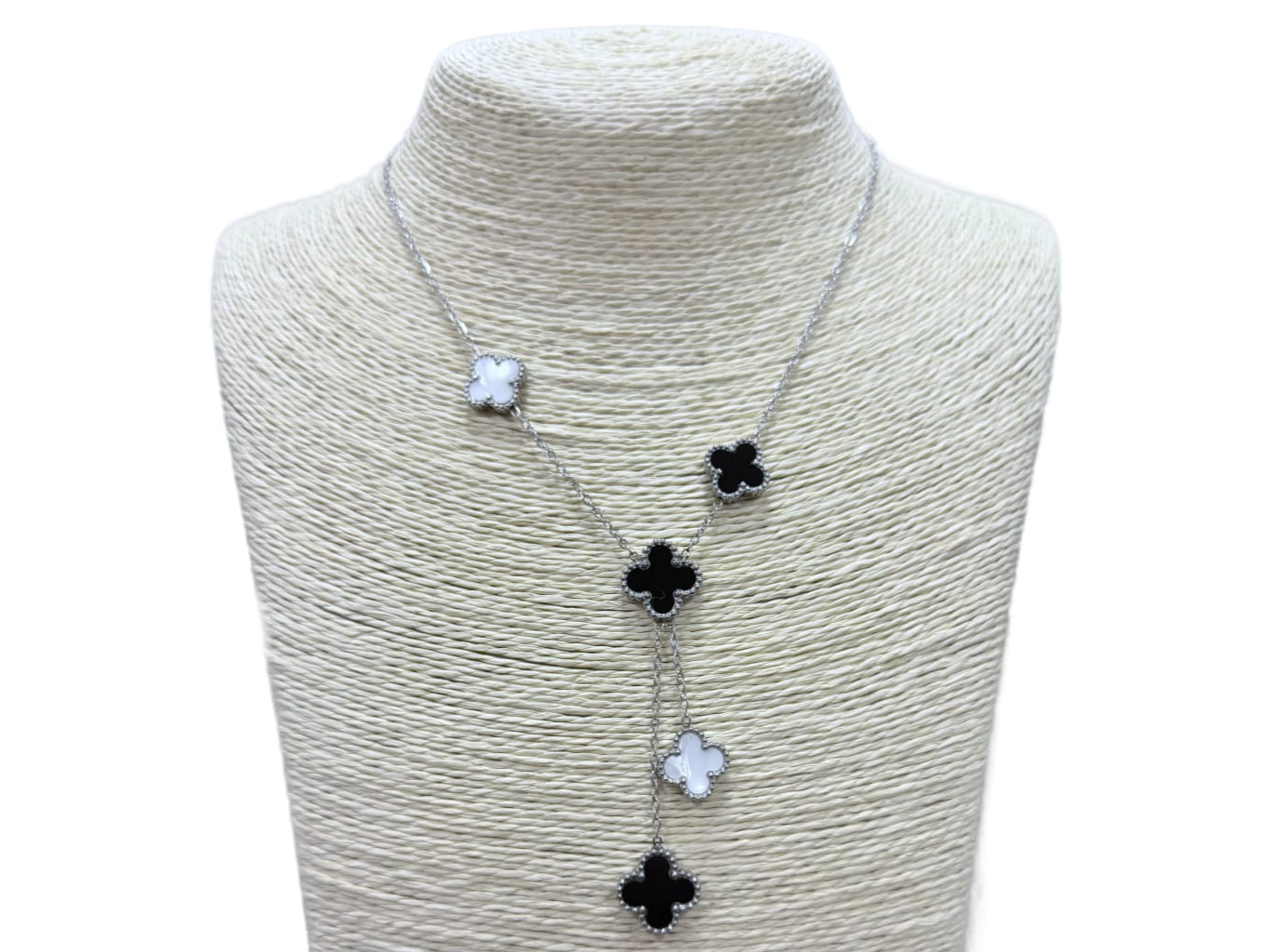 Cadena plateada trébol blanco y negro