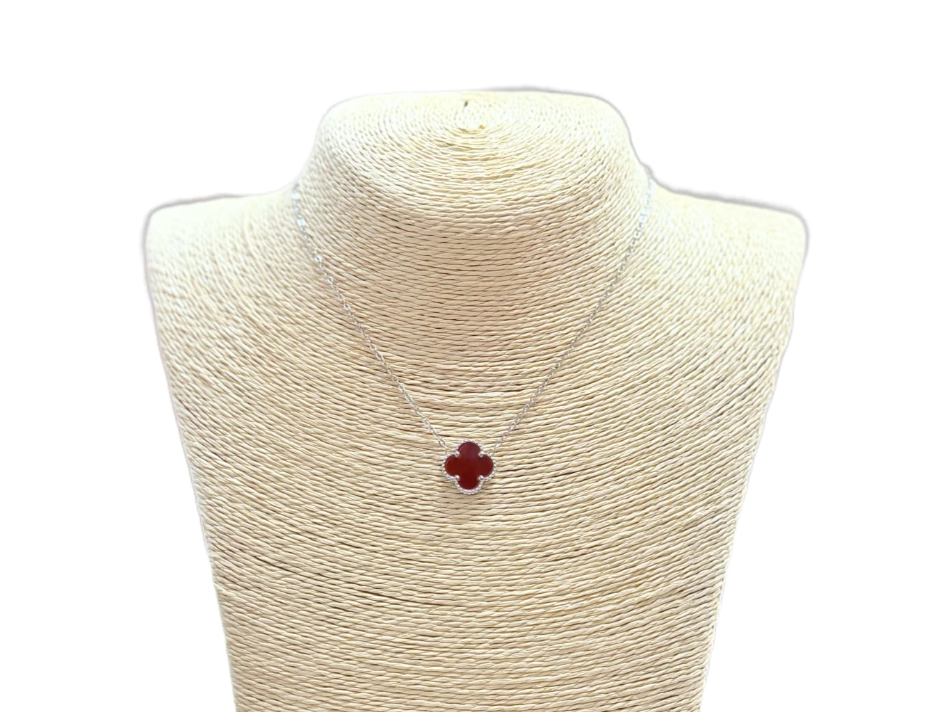 Cadena plateada o dorado trébol rojo