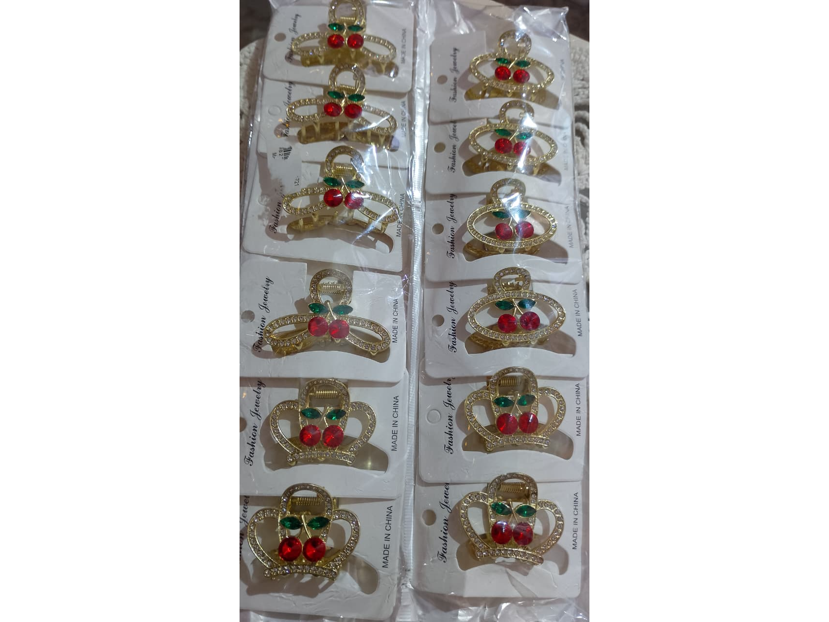 Broche cereza dorado x1