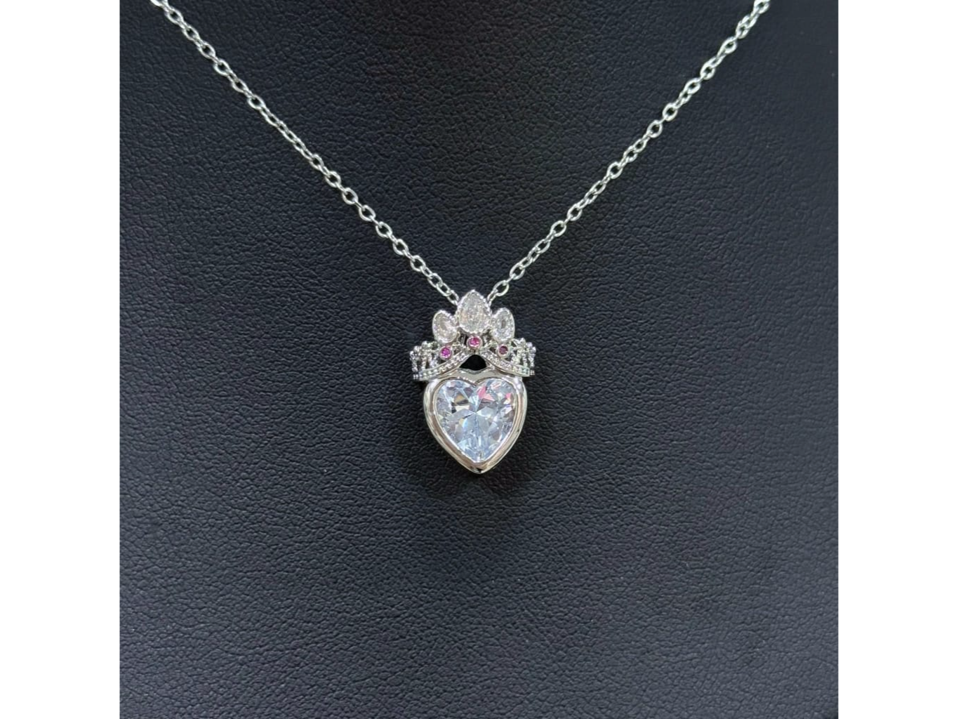 Cadena plateada corazón blanco corona