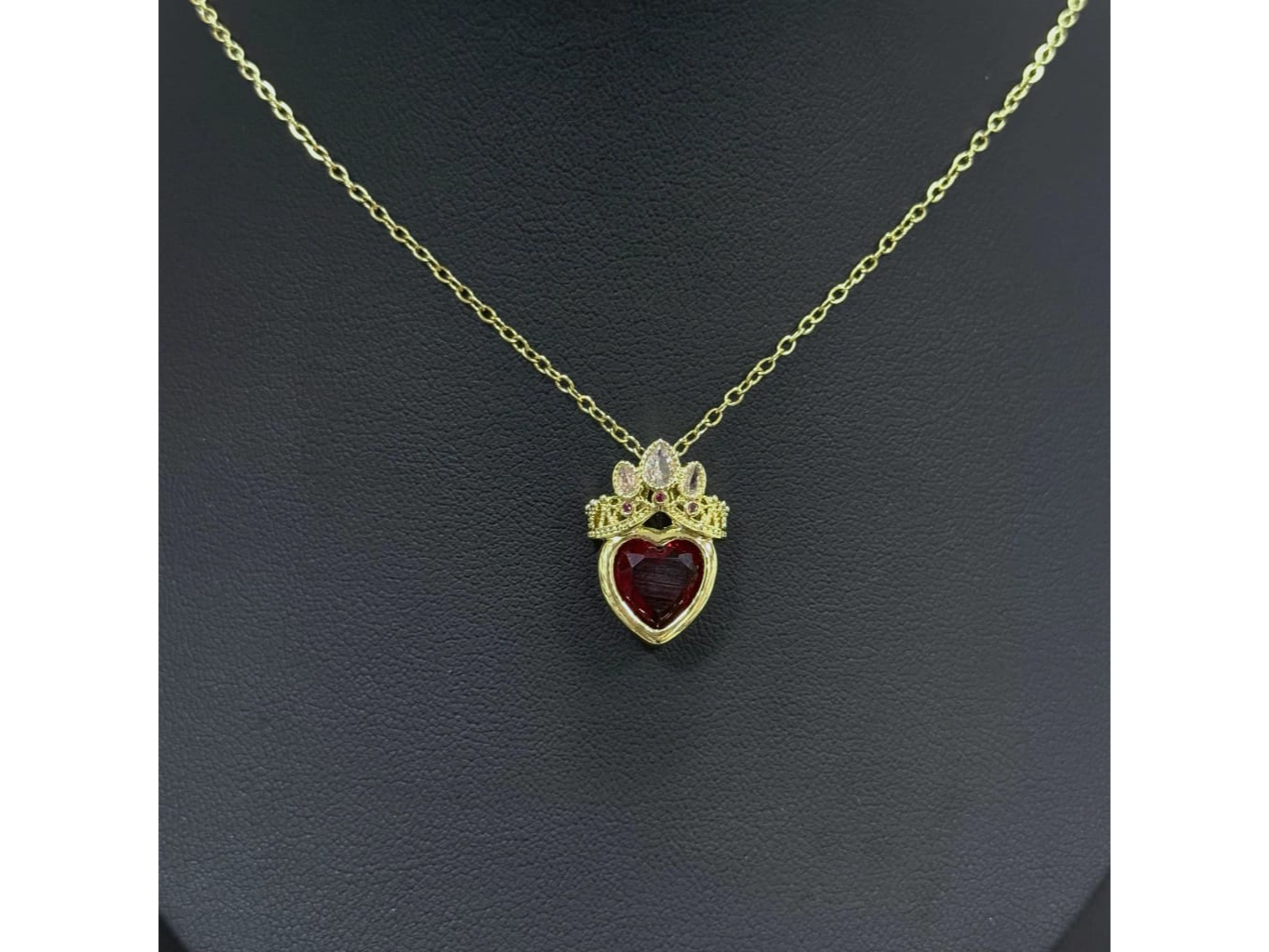 Cadena dorada Corazón rojo corona