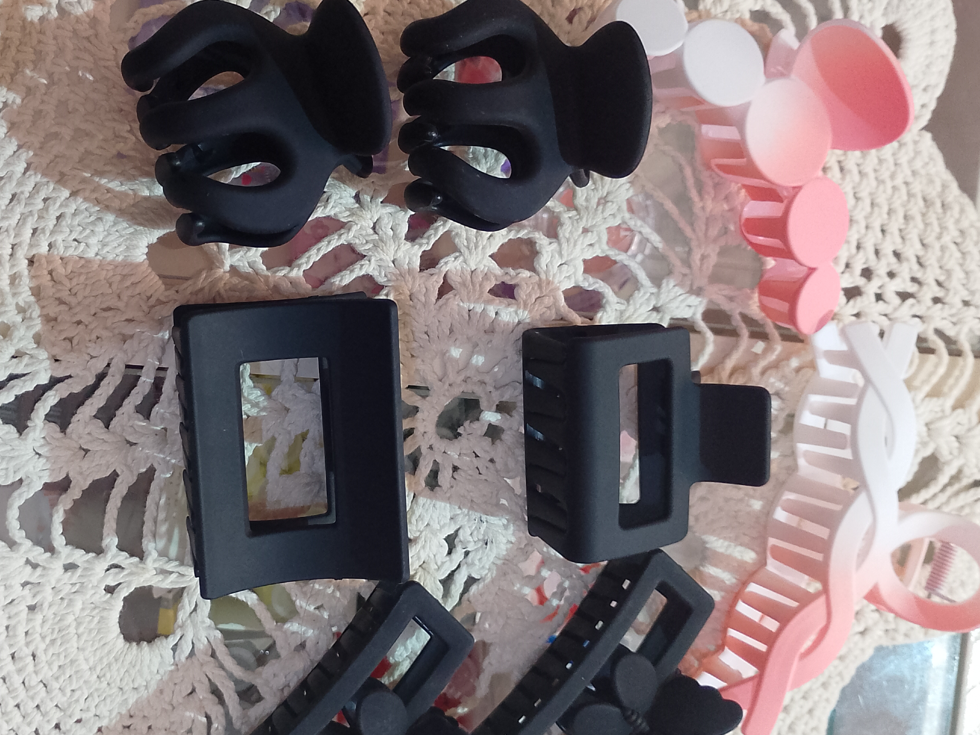 Broches grandes negros