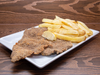 Mila de carne al plato con papas fritas