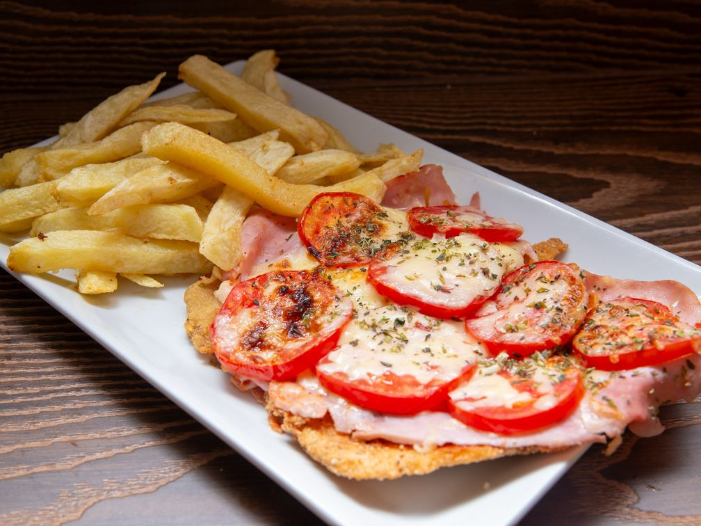 Mila de pollo napo/jamon con papas fritas