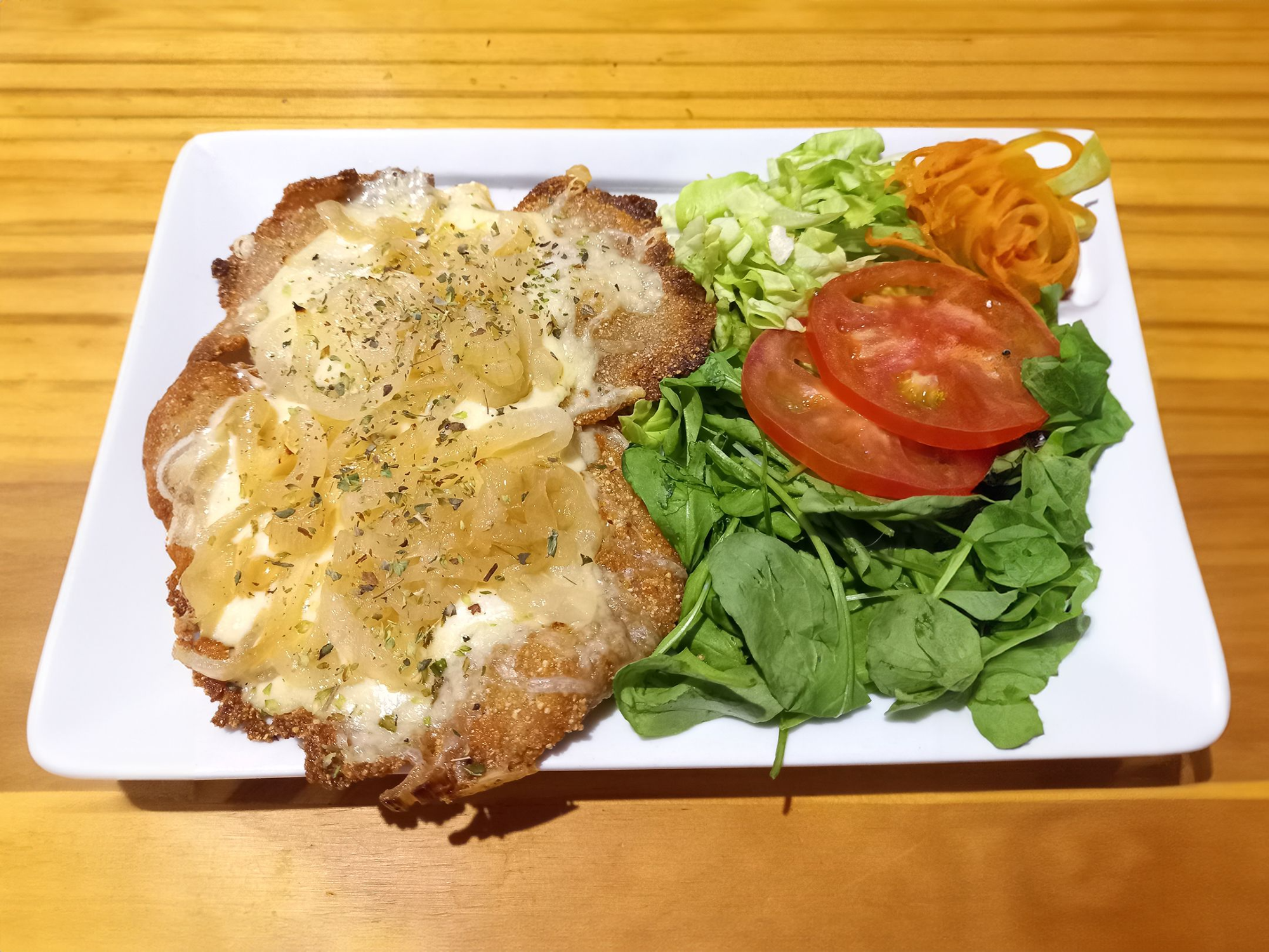 Mila de pollo a la Fugazetta con ensalada