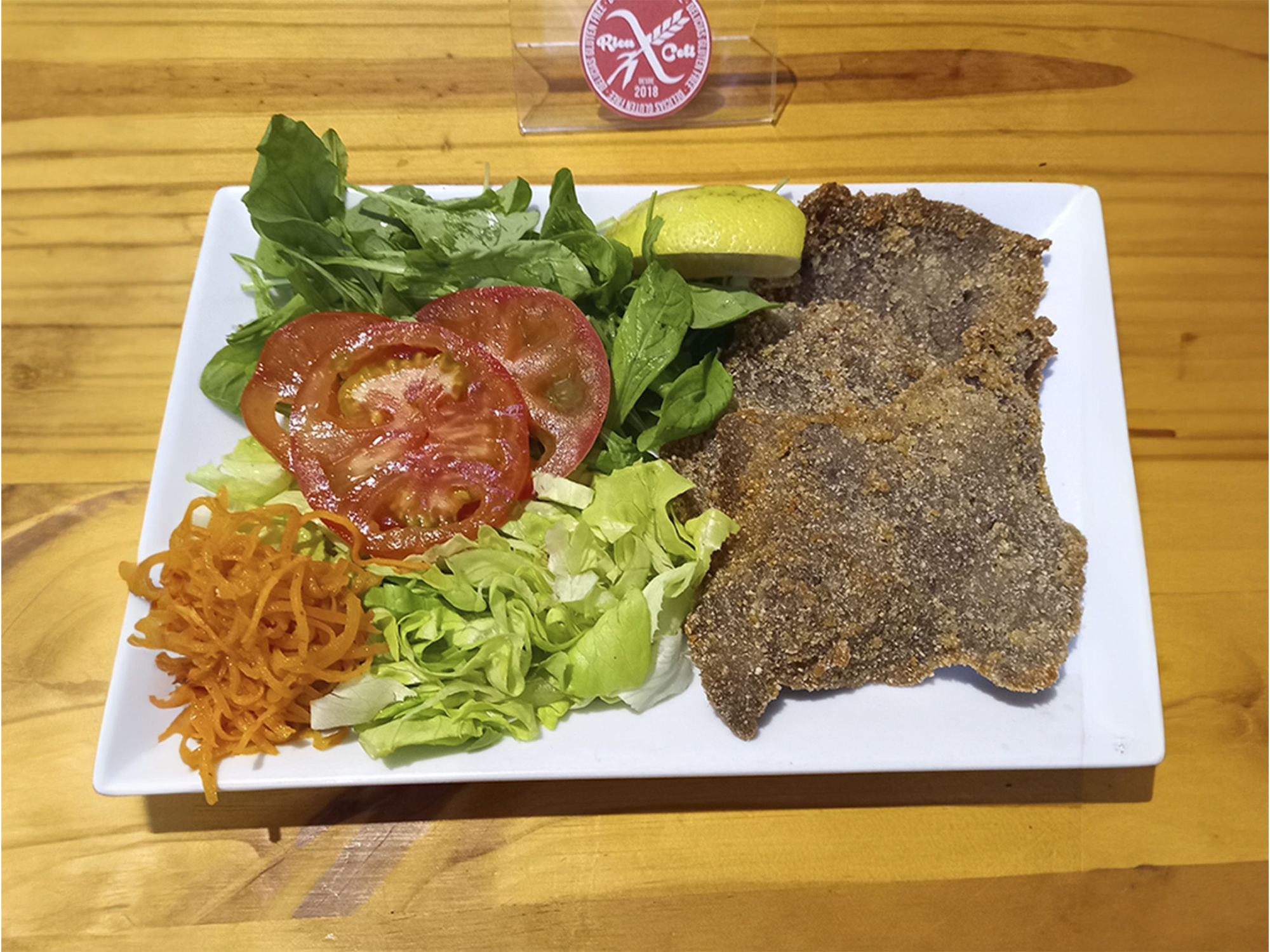 Mila de carne al plato con ensalada