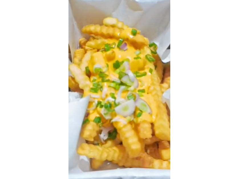 Papas Fritas con Cheddar y Verdeo