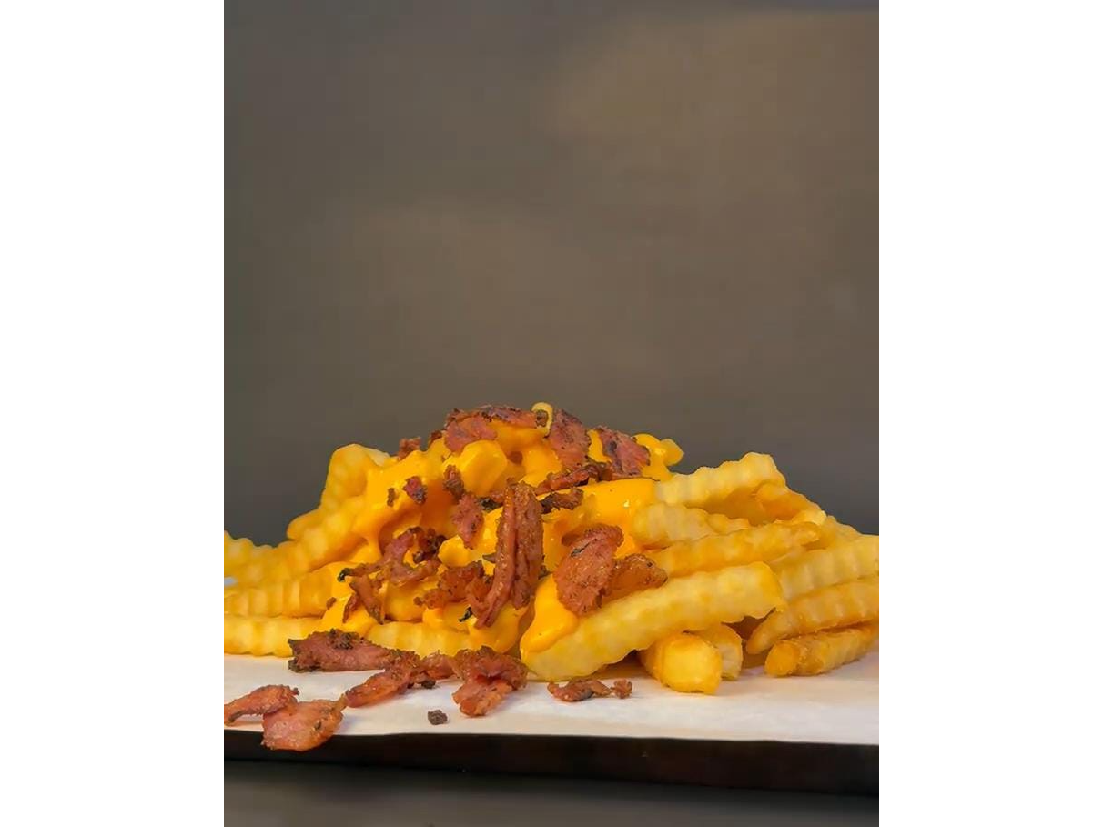 Papas Fritas con Cheddar y Bacon