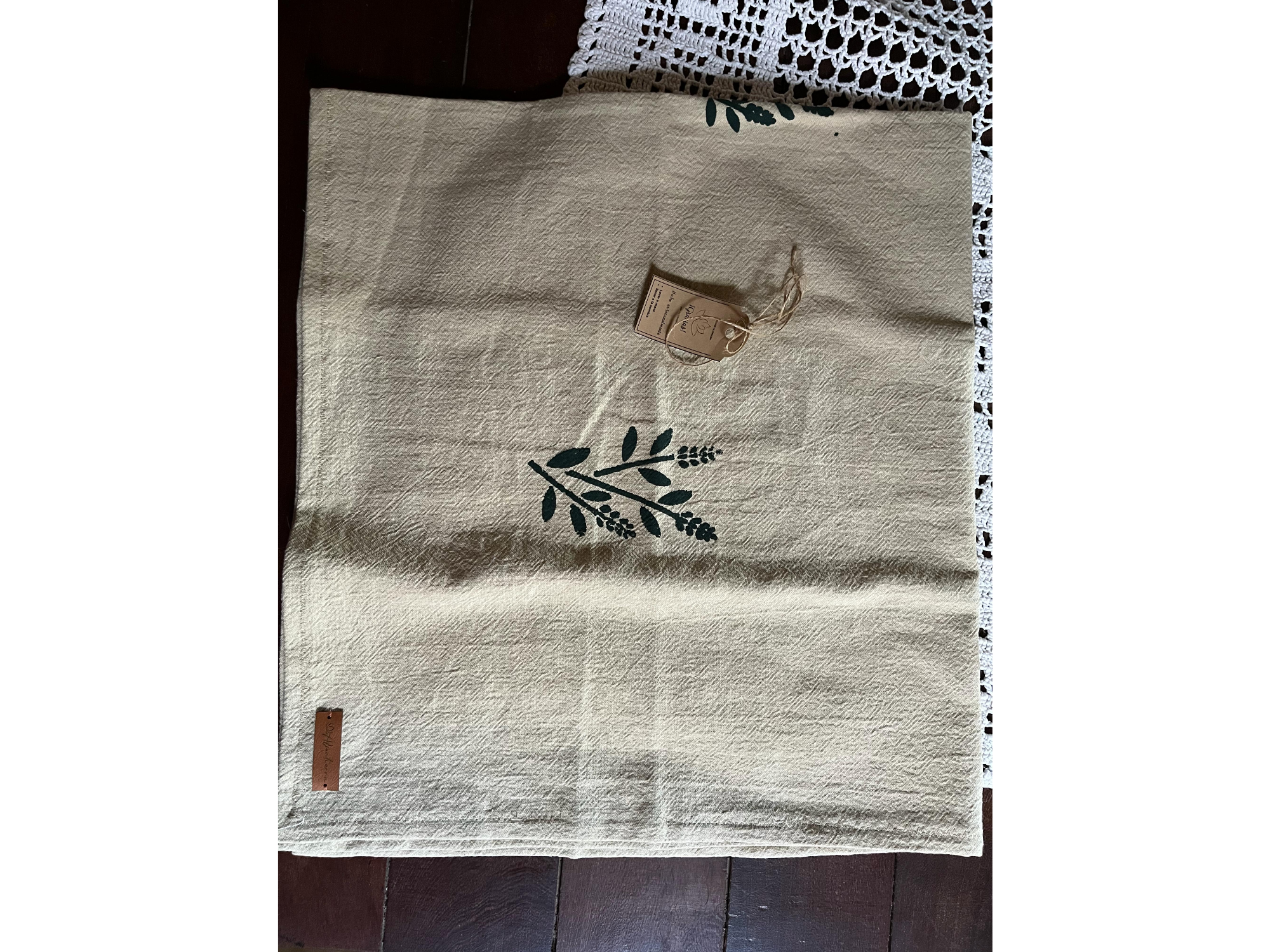 Beige con stencil verde oscuro